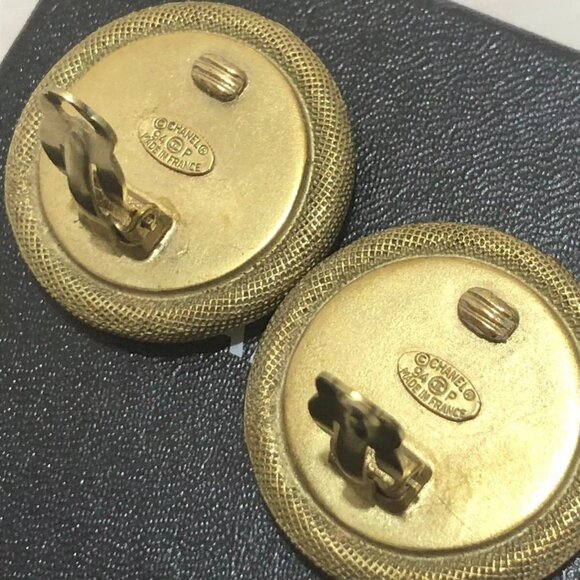 CHANEL CC Logo Black wood Round Clip-On Earrings Gold Tone 94P Auth w/Box - Picture 8 of 9